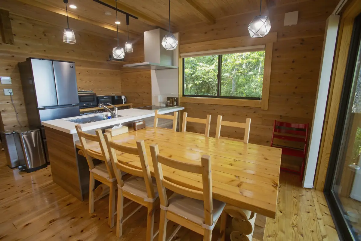 家族で囲める彩2ndHOUSEのダイニングと対面キッチン