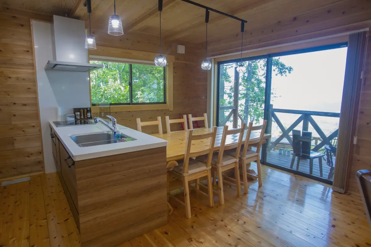 景色を望む彩2ndHOUSEの対面キッチンとダイニング