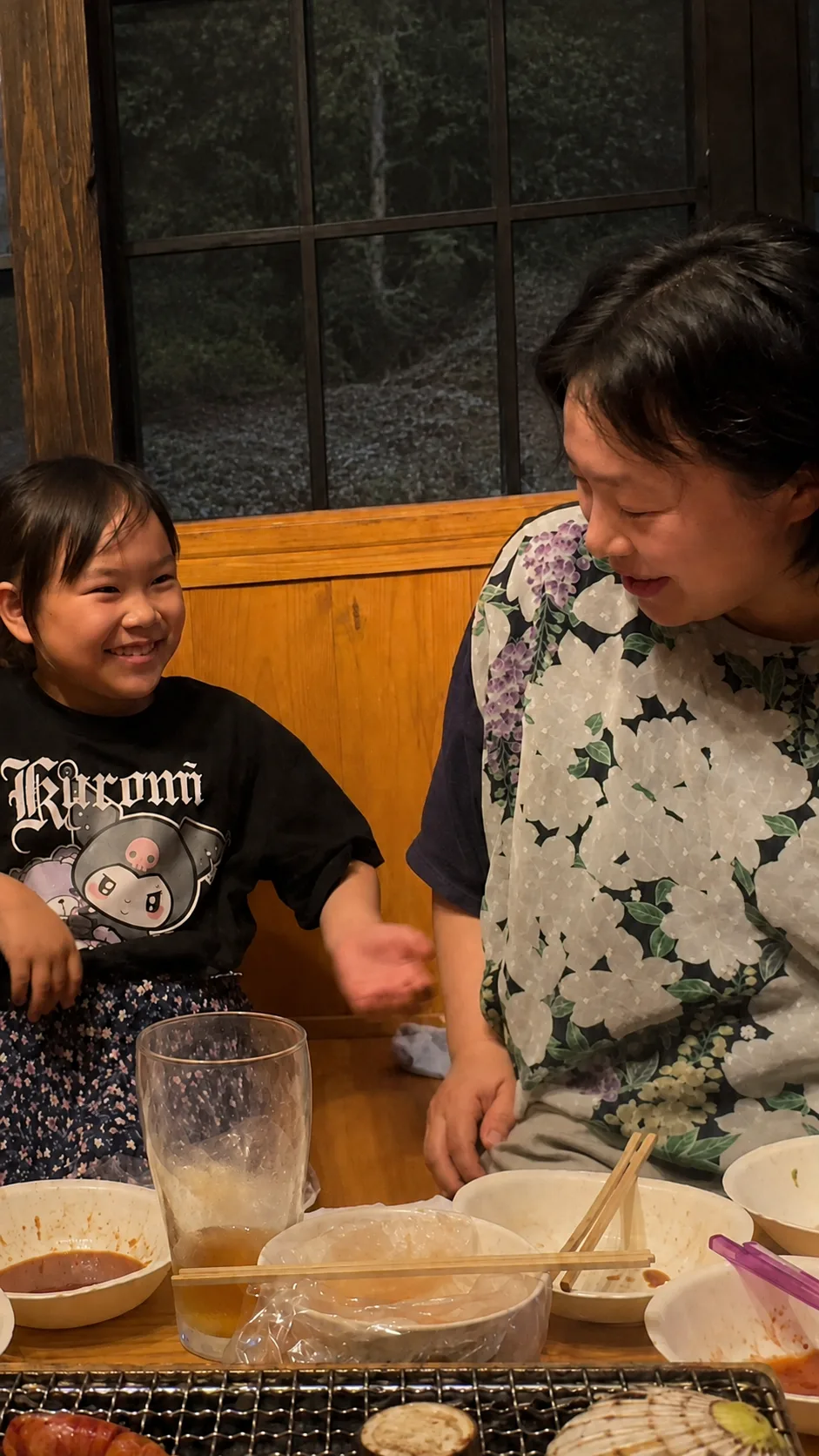 屋根付きBBQ小屋で食卓を囲む家族