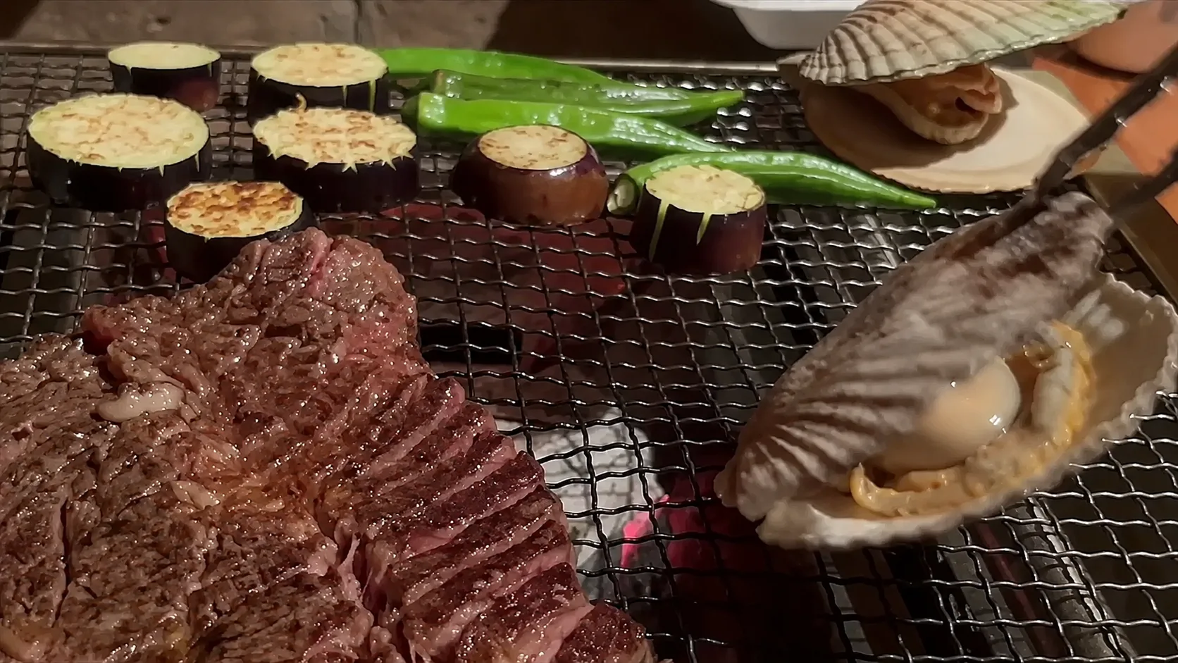 焼き網の上の肉と野菜と海鮮