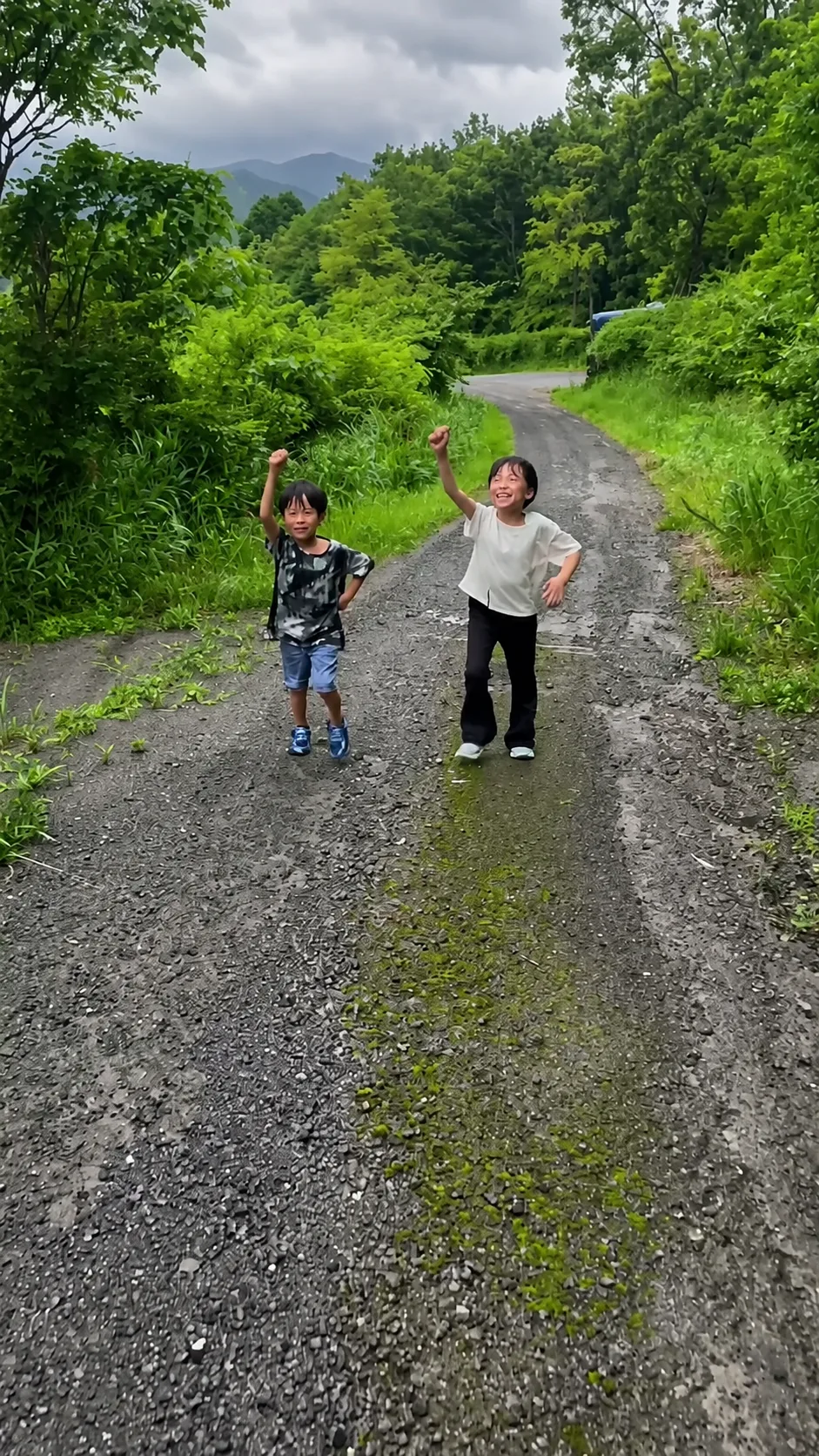 森の道を楽しそうに歩く子どもたち